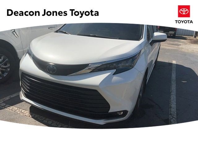 2025 Toyota Sienna XLE 8-Passenger Hybrid FWD's photo