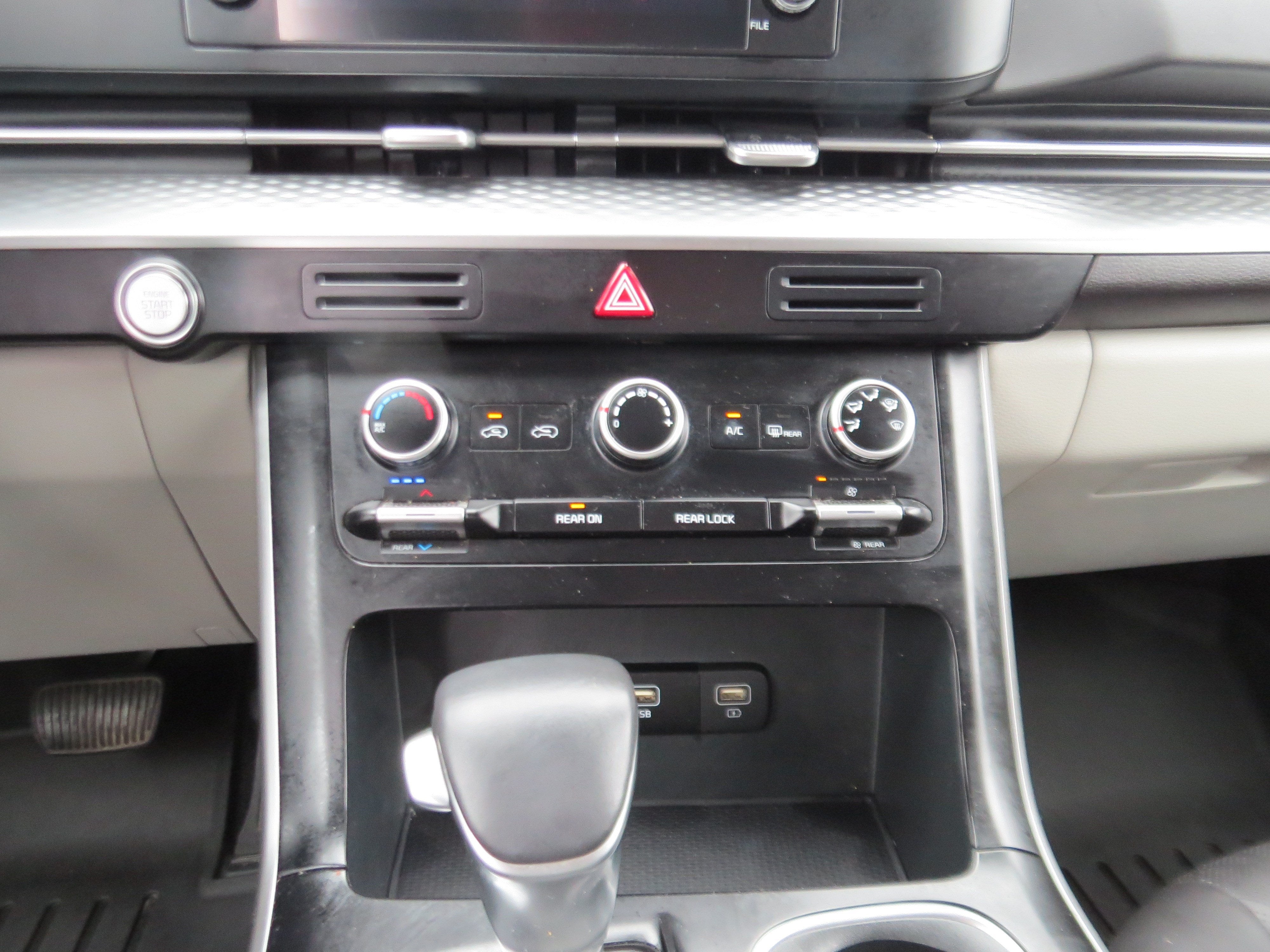 2024 Kia Carnival LX