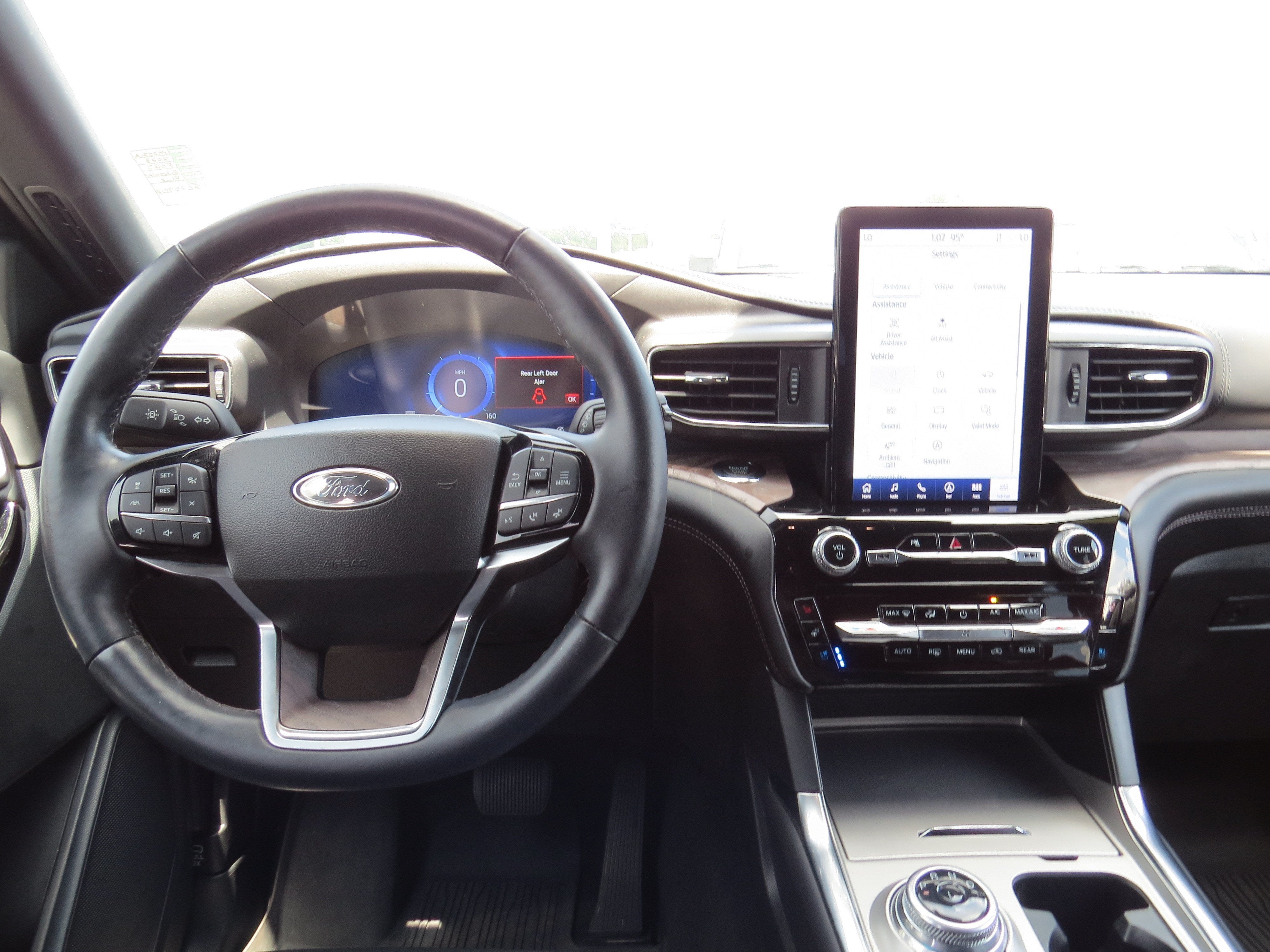 2023 Ford Explorer Platinum 4WD w/ Tech Pkg. Nav, Sunroof & 3rd Row