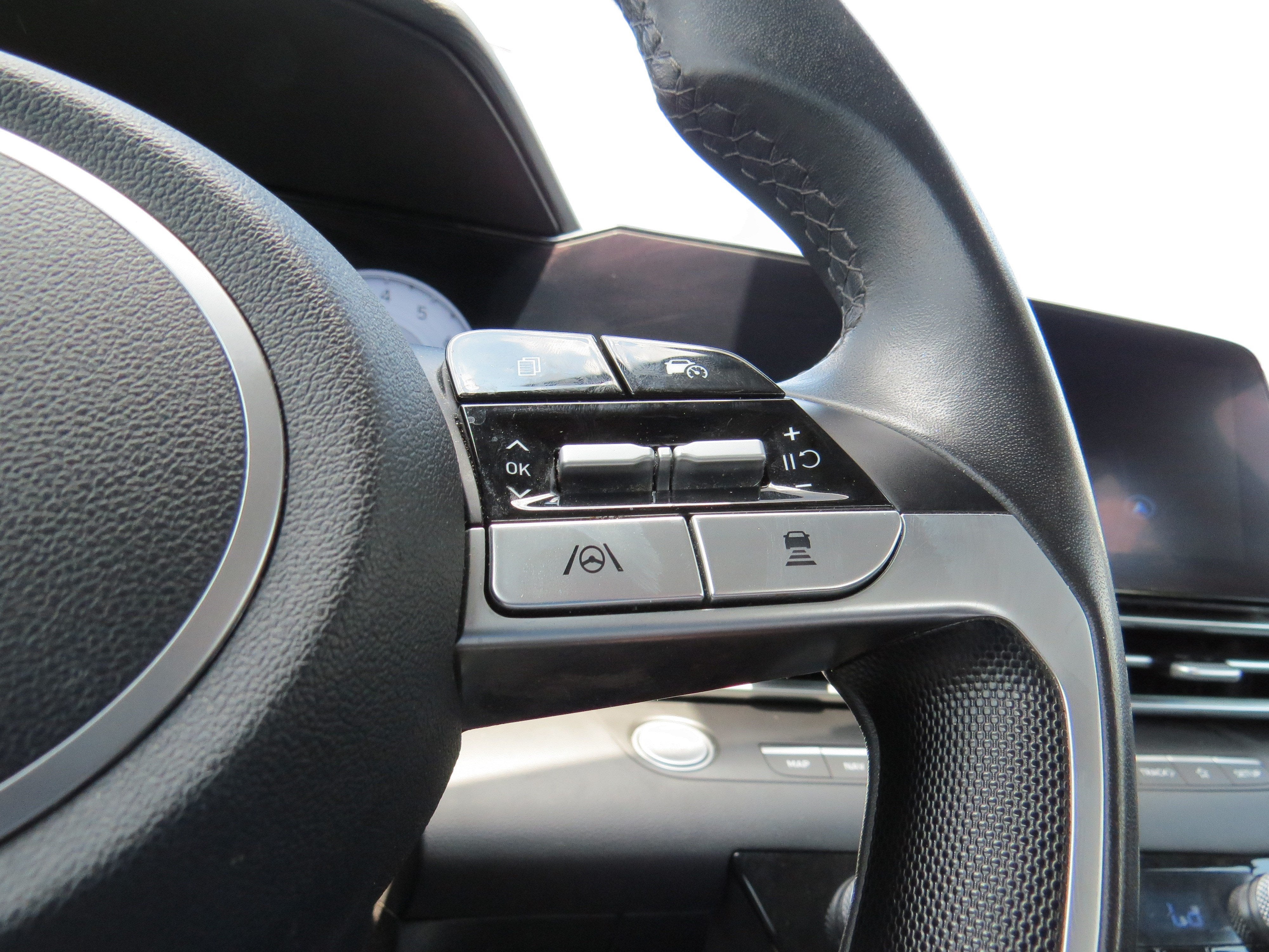 2024 Hyundai Elantra Limited w/ Sunroof